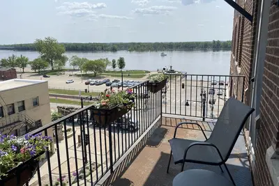 Image de Beautiful Downtown Condo over looking the River