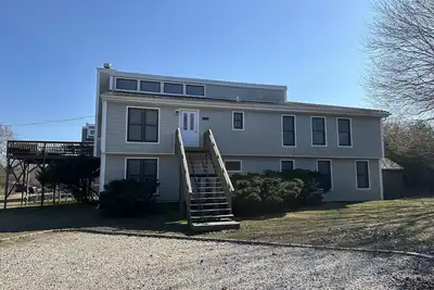 Image de Short walk away from Ditch Plains Beach! Spacious cozy Montauk Beach House