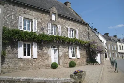 Image de ancien prieuré  paysagé centre village de campagne