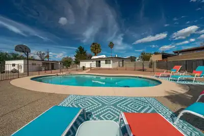 Image de Pool / Hot Tub / 3 Br / 3 Ba / Huge Yard / Fenced