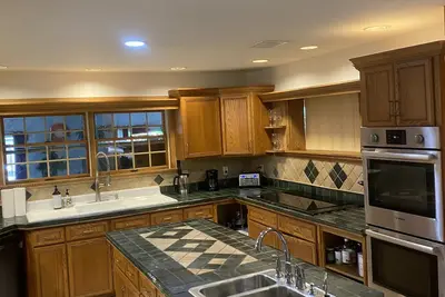 Image de Indoor heated pool, 2 extra large hot tubs and much more! !