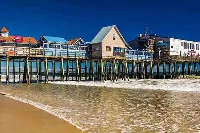 Image de Ground level, Remodeled, Parking, Laundry - Just steps to the beach!