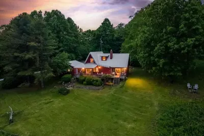 Image de A-Framed View l Virginia Mountain House With View