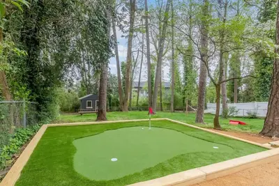 Image de Luxurious Oasis Packed with Entertainment! Large Fenced-in Back Yard.