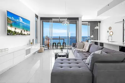 Image de Chevron Renaissance Skyhome Ocean & Hinterland Views