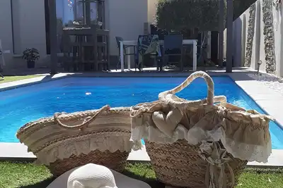 Image de villa plein pied avec piscine a proximité des plages.