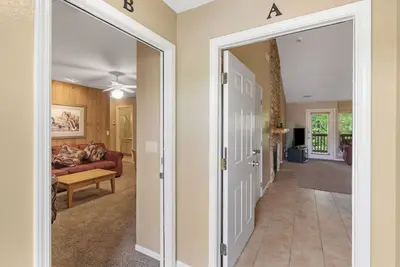 Image de Queen Suite with Lock-off Connection to Full Condo near Silver Dollar City