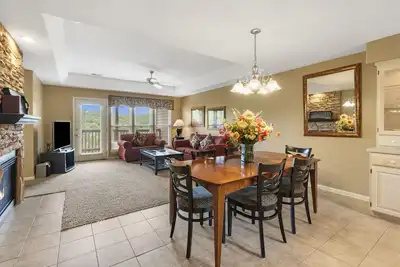 Image de Connected Full Condo with Balcony & Suite with Kitchenette