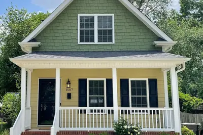Cozy Cottage Close to Everything! !