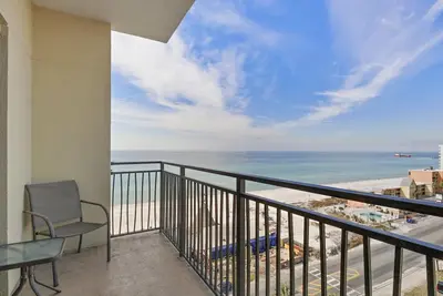 Image de Origin 1105 | Sunset Studio w/ Balcony | Free Activities!