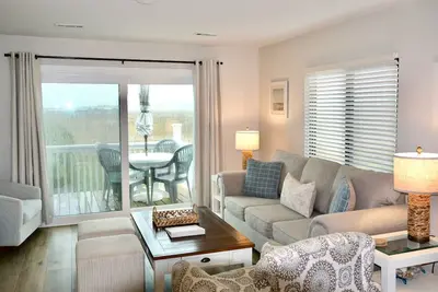 Image de Newly Renovated! Marsh & Ocean View Steps to Beach and Pool.