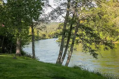 Image de Quaint cottage on the beautiful Rogue River!