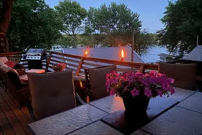 Image de Cute and comfortable lake view cottage!