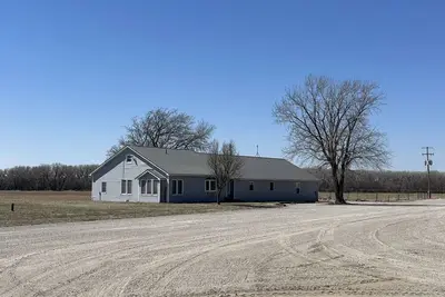 Image de Large house surrounded by farm land along the Republican River.
