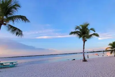 Image de \"Villa Valentina\" offers you a private tropical beach within our community