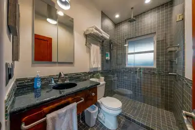 Image de Near U of A / 2 Br 1 Ba / Fenced / Covered Patio