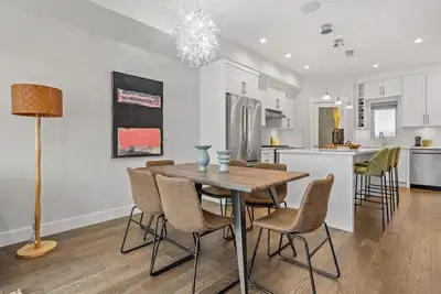 Image de Industrial Mid-Century 4bdrm w/ Gym