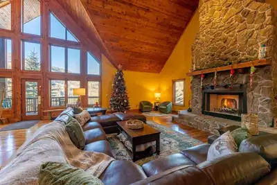 Image de Spacious Cabin w\/Hot Tub~2 King beds, fire pit