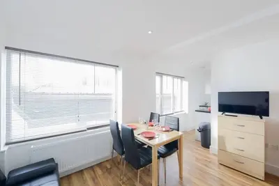 Image de \"Urban Chic in Bermondsey: Modern Gem, Studio Apartment in Se1's Heart! \"
