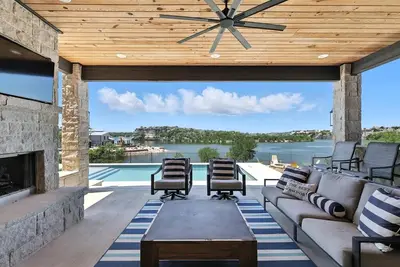 Image de Pk Dream-5 bedroom/7bath- Lakefront Home w Pool and Hot Tub!