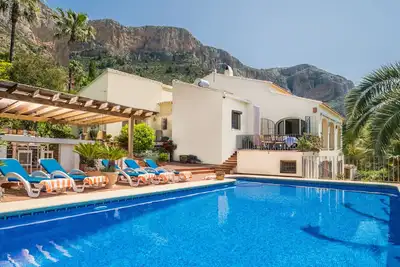 Image de Villa familiale de 3 chambres avec piscine
