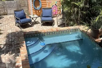 Image de 4 blocks from Duval and 7 blocks from the beach