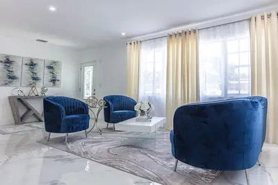 Image de Modern three-bedroom private oasis