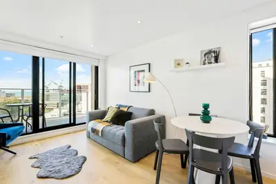 Image de City Seaview Stunner with Pool and Gym