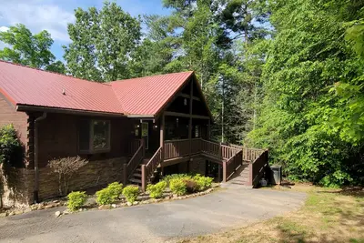 Image de Mtn-view cabin with game room, private hot tub, pool, & free attraction tickets