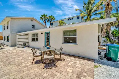 Image de Serene oceanfront suite with Gulf view, grill, patio, central Ac, & W/D