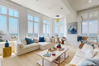 Image de Luxury Oceanfront Condo with stunning views and firepit! Walk to Pier Village!