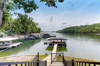 Image de Renovated lakefront home with dock/water access, game room, decks & grill