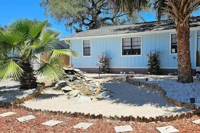 Sunset Bungalows - Triplex with Cabanas and Pool