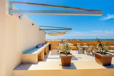 Image de Luxurious mountain-view apartment close to the sea with rooftop sunset views