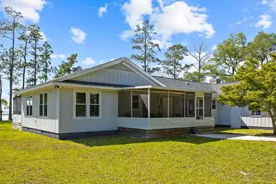 Image de Idyllic waterside home with a hot tub, open-concept layout, W/D, & central Ac