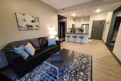Image de 520 Neil, Luxury 2 Bedroom