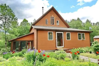 Image de Welcome to “The Tulip” Riverfront Post & Beam
