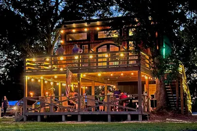 Image de Sleep with the birds, in a cabin aloft in the oaks.