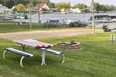 Image de Gun lake waterfront cottage