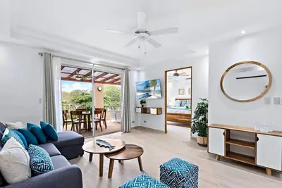 Gav5: New Modern Condo Walking Distance to Beach