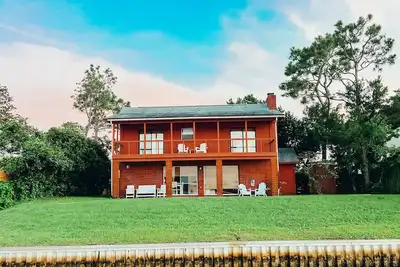 Image de Relaxing Waterfront Beach Vacation Home- 2 minutes from the Beach!