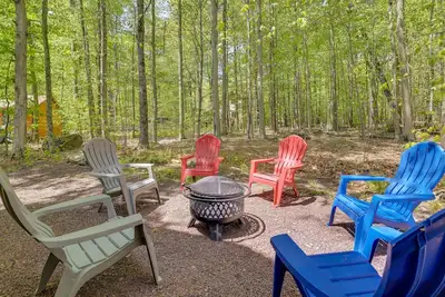 Image de Fire Pit, Kayak & Gas Grill: Pocono Lake Home!