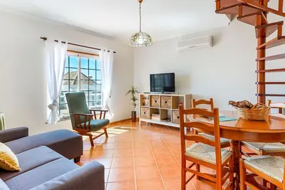 Image de Luminous 3bdr Apartment W/Balcony by LovelyStay