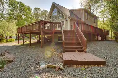 Image de Huge Deck: Stunning Pocono Lake Vacation Rental!