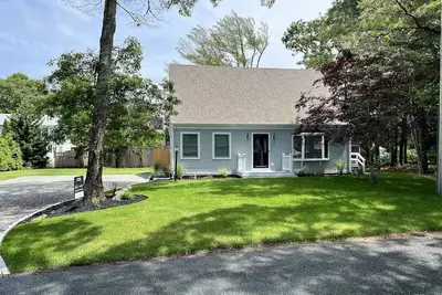 Image de Newly Remodeled 3 Bedroom 2. 5 Bath House, 1/2 Mile to Beach. Sleeps 9, with Ac and Beach Pass.