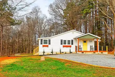 Image de Outdoorsy Escape~3br/2ba House~Huntersville with Firepit and Huge Backyard!