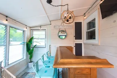 Image de Cozy 3 bed cottage minutes away from beach & fun!