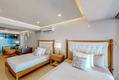 Image de 3rd-floor oceanfront studio with balcony, beach views, pools, washer/dryer, gym
