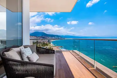 Image de Luxurious oceanfront condo with a wrap-around balcony & pool access