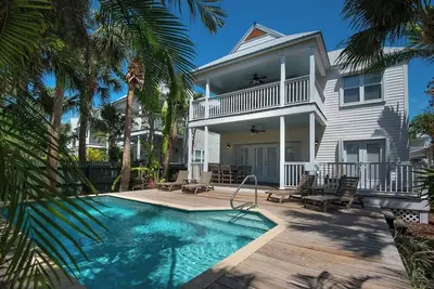 Image de Lost in Paradise! 3 Bedroom Villa w\/ Balcony! Backyard & Private Pool